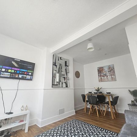 St Albans City Stays - Near Luton Airport - St Albans Abbey & City Train Station - Close To London- Harry Potter World - The Odyssey Cinema - Abbey Cathedral- Contractors I Business I Leisure- Sleeps Upto 6 People Exteriör bild