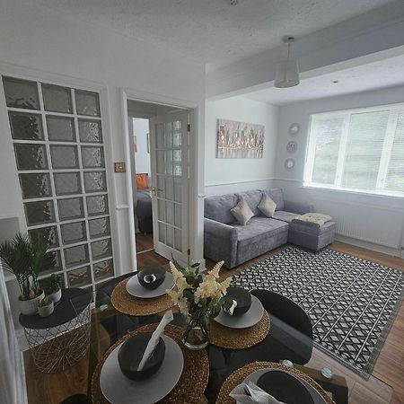 St Albans City Stays - Near Luton Airport - St Albans Abbey & City Train Station - Close To London- Harry Potter World - The Odyssey Cinema - Abbey Cathedral- Contractors I Business I Leisure- Sleeps Upto 6 People Exteriör bild