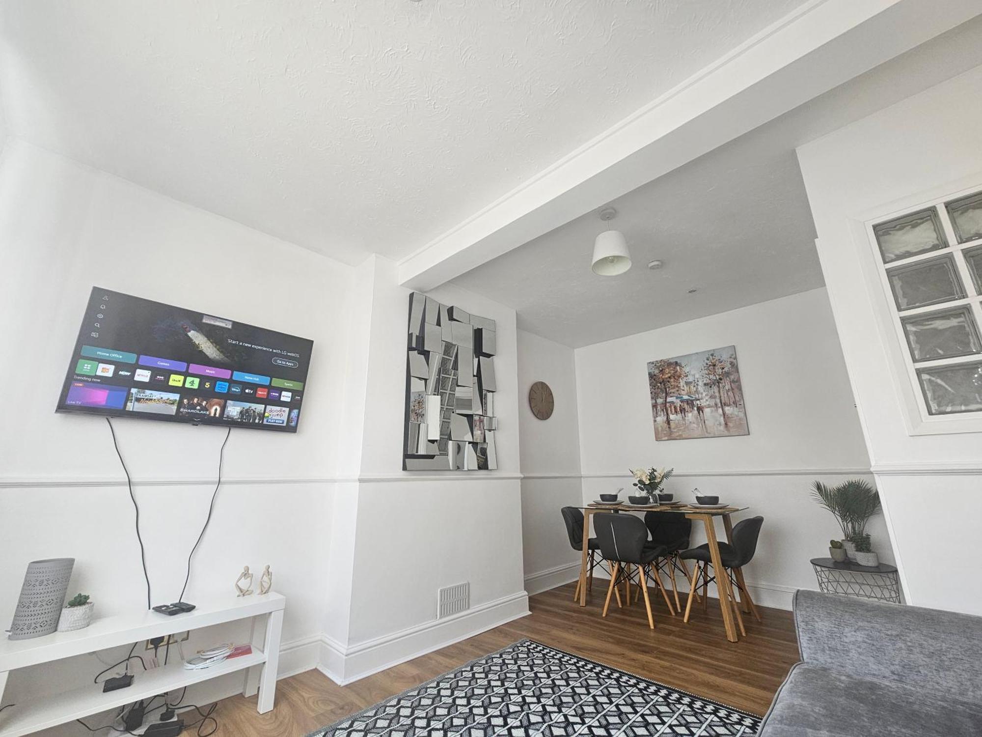 St Albans City Stays - Near Luton Airport - St Albans Abbey & City Train Station - Close To London- Harry Potter World - The Odyssey Cinema - Abbey Cathedral- Contractors I Business I Leisure- Sleeps Upto 6 People Exteriör bild