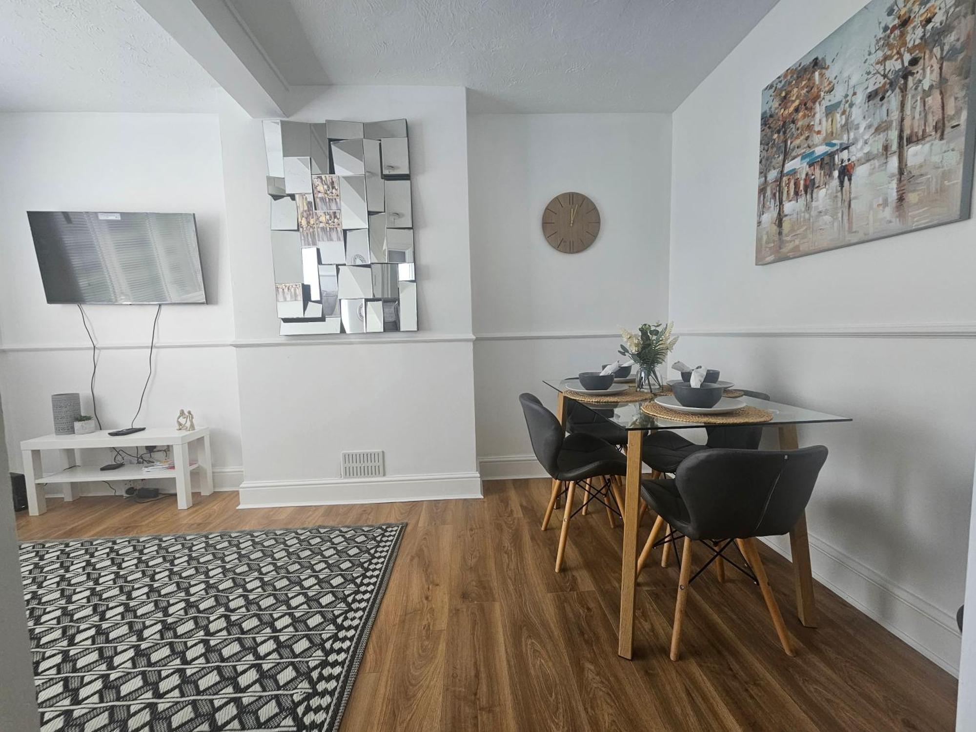 St Albans City Stays - Near Luton Airport - St Albans Abbey & City Train Station - Close To London- Harry Potter World - The Odyssey Cinema - Abbey Cathedral- Contractors I Business I Leisure- Sleeps Upto 6 People Exteriör bild