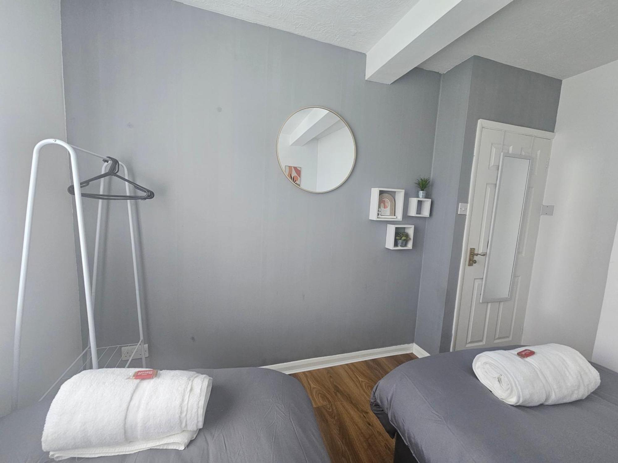 St Albans City Stays - Near Luton Airport - St Albans Abbey & City Train Station - Close To London- Harry Potter World - The Odyssey Cinema - Abbey Cathedral- Contractors I Business I Leisure- Sleeps Upto 6 People Exteriör bild