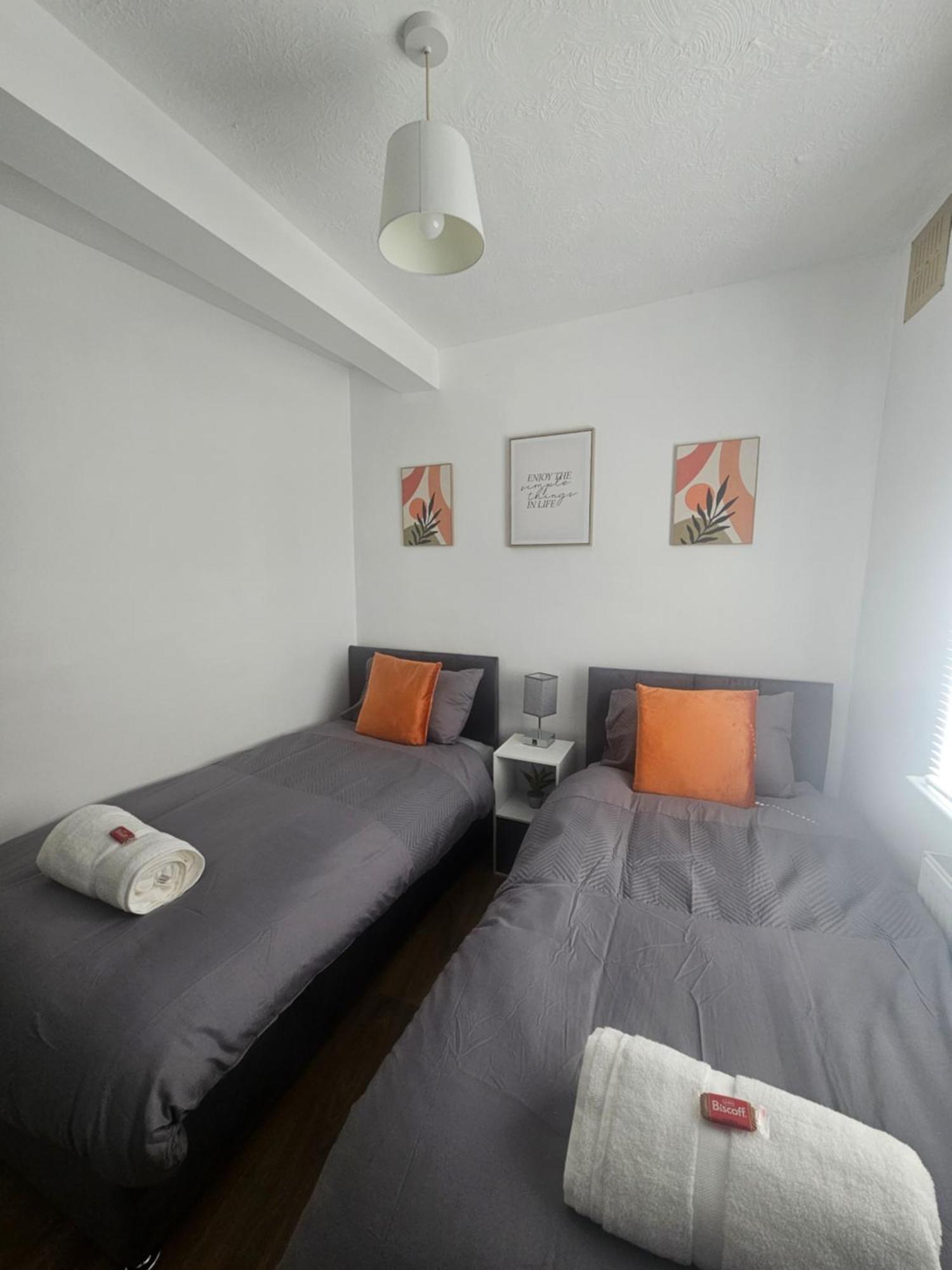 St Albans City Stays - Near Luton Airport - St Albans Abbey & City Train Station - Close To London- Harry Potter World - The Odyssey Cinema - Abbey Cathedral- Contractors I Business I Leisure- Sleeps Upto 6 People Exteriör bild